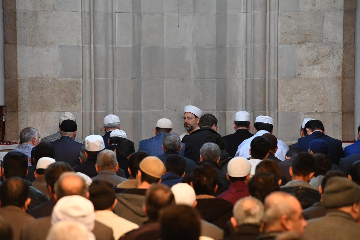 Diyanet İşleri Başkanı Erbaş Malatyada sabah namazında gençlerle buluştu