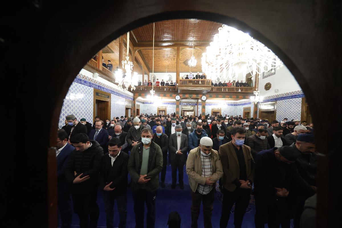 Diyanet İşleri Başkanı Erbaş Hacı Bayram ı Veli Camiinde teravih