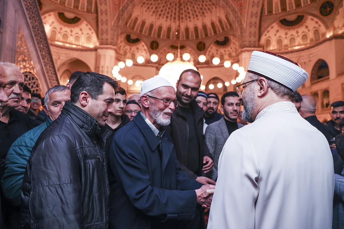 Diyanet Leri Ba Kan Erba Ankara Kocatepe Camiinde Teravih Namaz