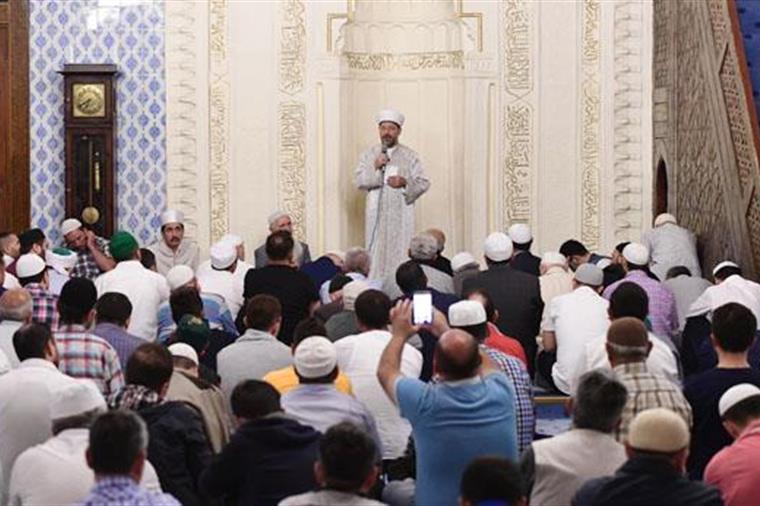 El presidente de Asuntos Religiosos Erbaş dirige la oración del alba en la Mezquita Haci Bayram
