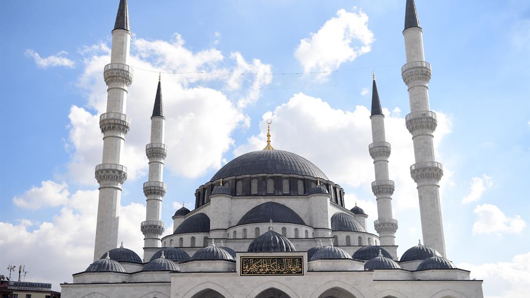 Melike Hatun Camii dualarla ibadete açıldı…