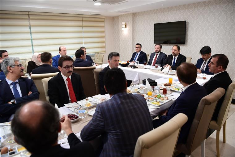 Diyanet İşleri Başkanı Erbaş, daire başkanlarıyla kahvaltıda bir araya geldi...