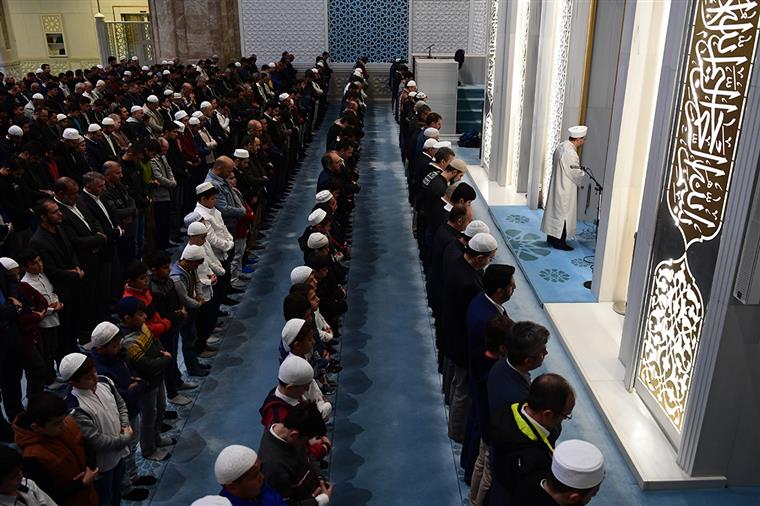 Diyanet İşleri Başkanı Erbaş, sabah namazında gençlerle buluştu...