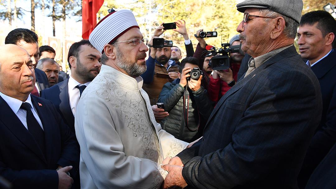 Diyanet İşleri Başkanı Erbaş, şehit Ömer Halisdemir’in mezarı başında dua etti...