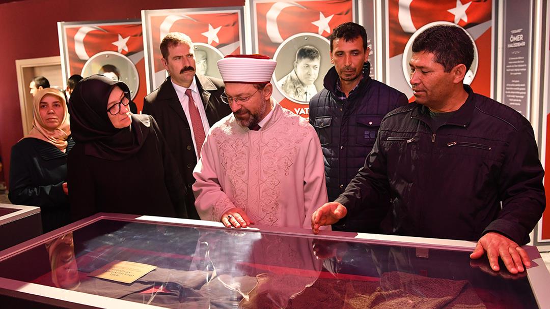 Diyanet İşleri Başkanı Erbaş, şehit Ömer Halisdemir’in mezarı başında dua etti...