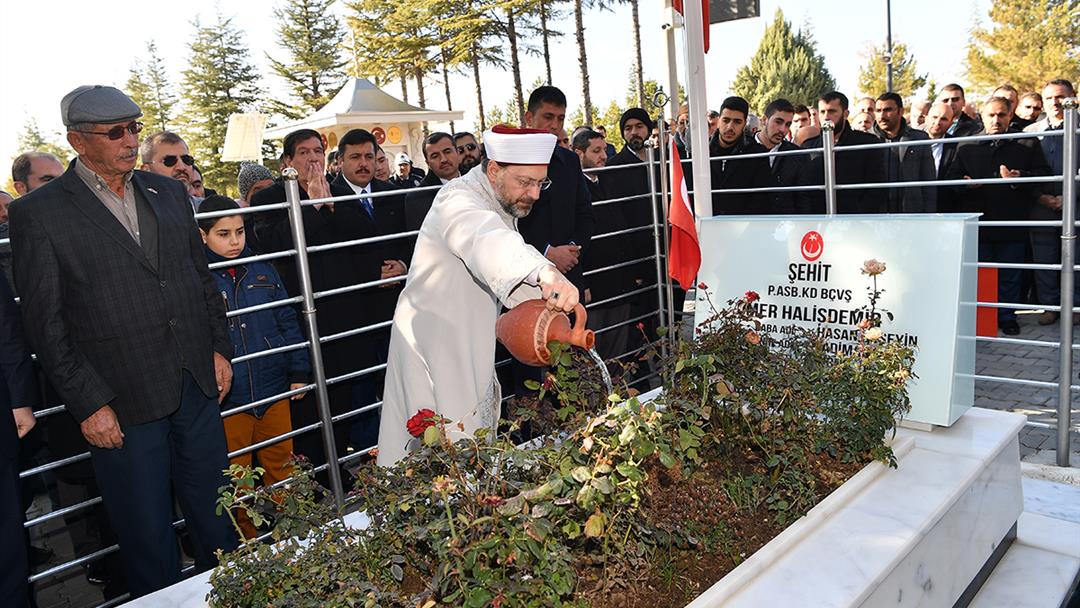 Diyanet İşleri Başkanı Erbaş, şehit Ömer Halisdemir’in mezarı başında dua etti...