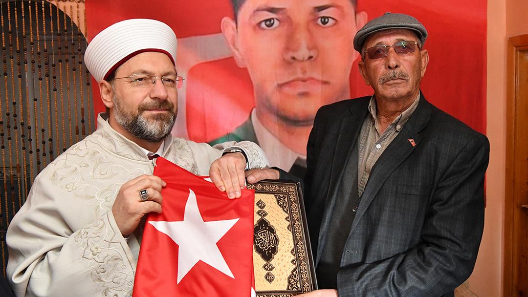 Diyanet İşleri Başkanı Erbaş, şehit Ömer Halisdemir’in mezarı başında dua etti...