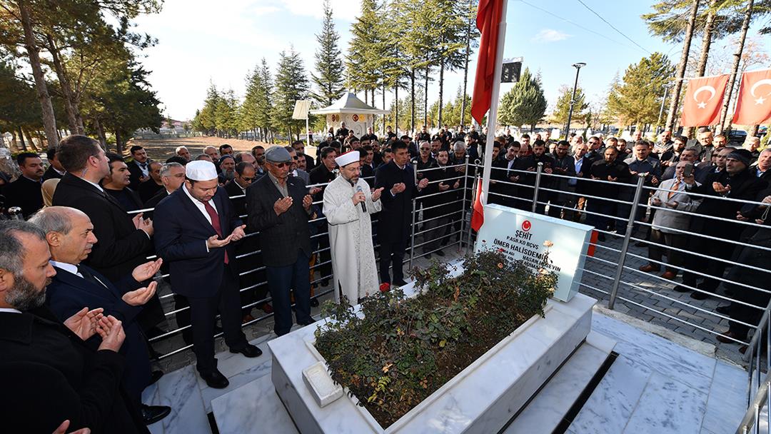 Diyanet İşleri Başkanı Erbaş, şehit Ömer Halisdemir’in mezarı başında dua etti...
