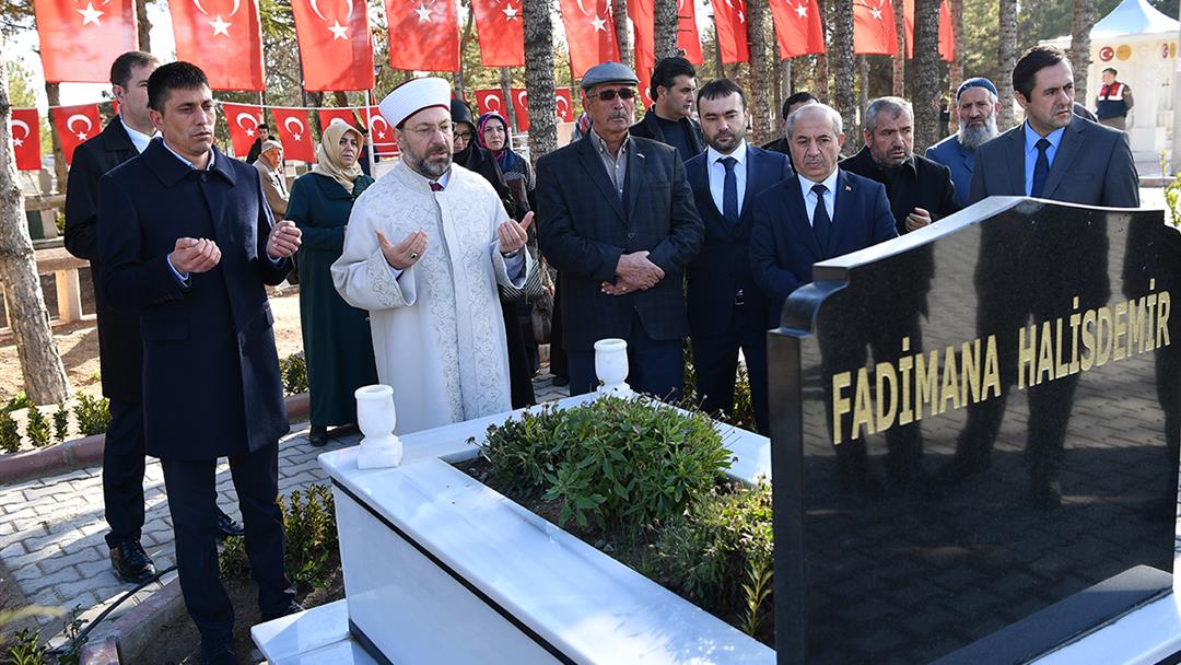 Diyanet İşleri Başkanı Erbaş, şehit Ömer Halisdemir’in mezarı başında dua etti...