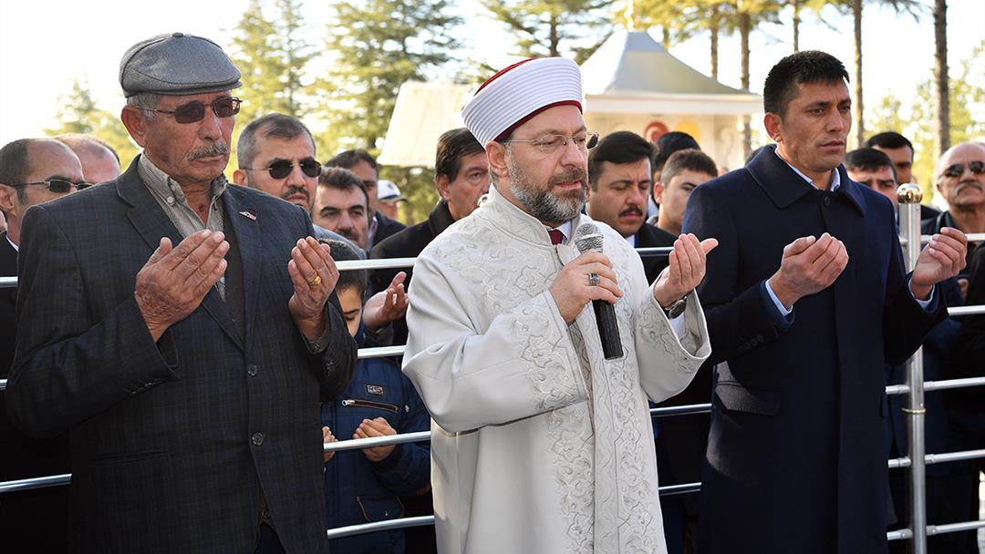 Diyanet İşleri Başkanı Erbaş, şehit Ömer Halisdemir’in mezarı başında dua etti...