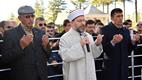 Diyanet İşleri Başkanı Erbaş, şehit Ömer Halisdemir’in mezarı başında dua etti...
