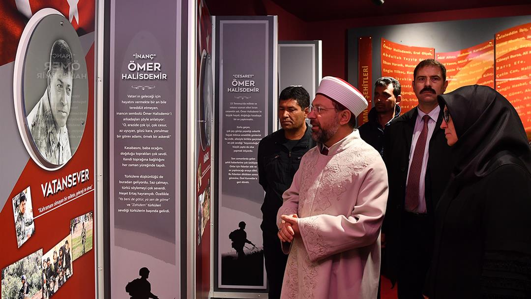Diyanet İşleri Başkanı Erbaş, şehit Ömer Halisdemir’in mezarı başında dua etti...
