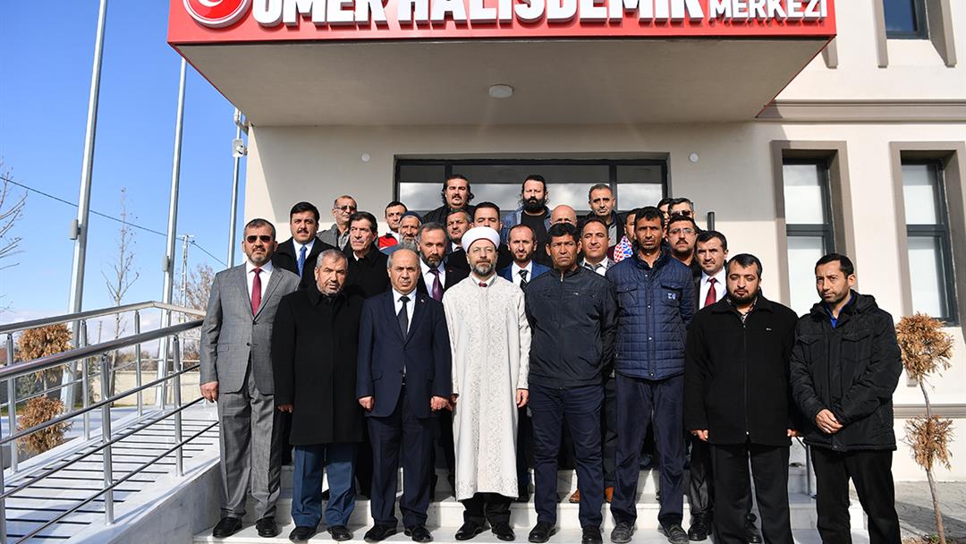 Diyanet İşleri Başkanı Erbaş, şehit Ömer Halisdemir’in mezarı başında dua etti...