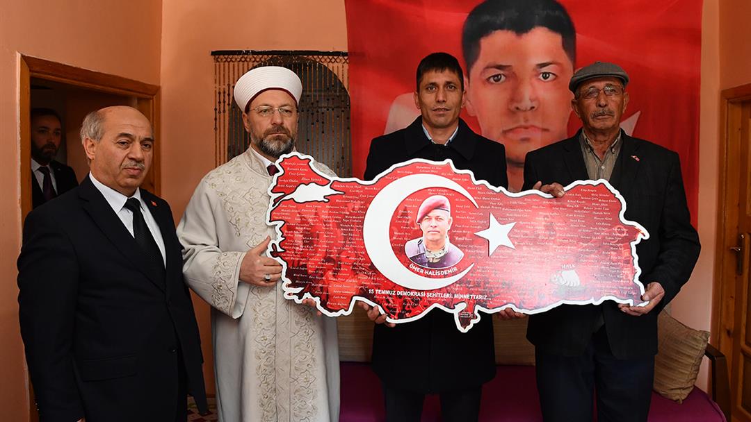Diyanet İşleri Başkanı Erbaş, şehit Ömer Halisdemir’in mezarı başında dua etti...