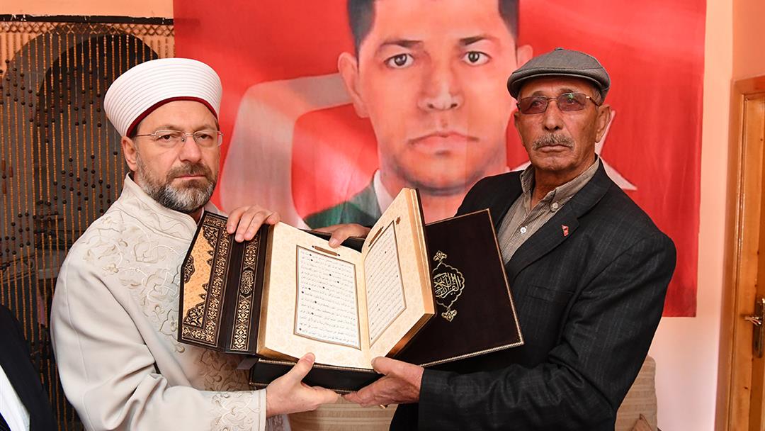 Diyanet İşleri Başkanı Erbaş, şehit Ömer Halisdemir’in mezarı başında dua etti...