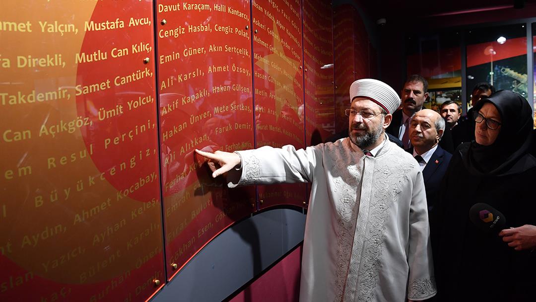 Diyanet İşleri Başkanı Erbaş, şehit Ömer Halisdemir’in mezarı başında dua etti...