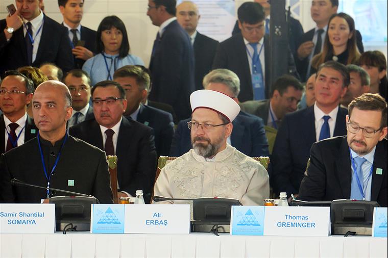“Bugün toplum önderlerine düşen en büyük sorumluluk, insanların temel haklarını savunmaktır”