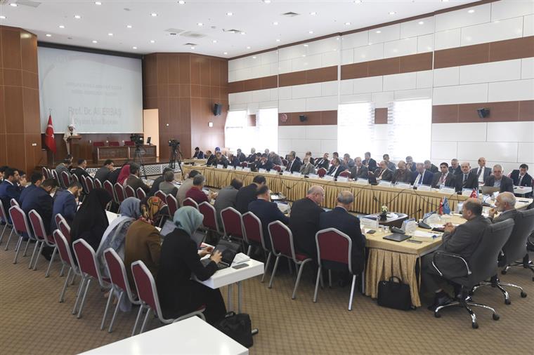 “Suyu, havayı ve toprağı kirleten insan, kendi elleriyle kendi geleceğini yok etmektedir”