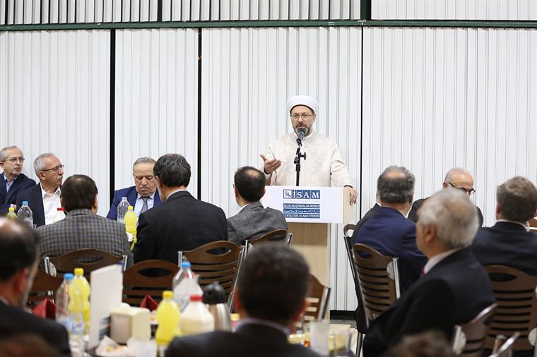 Diyanet İşleri Başkanı geleneksel İSAM iftarına katıldı