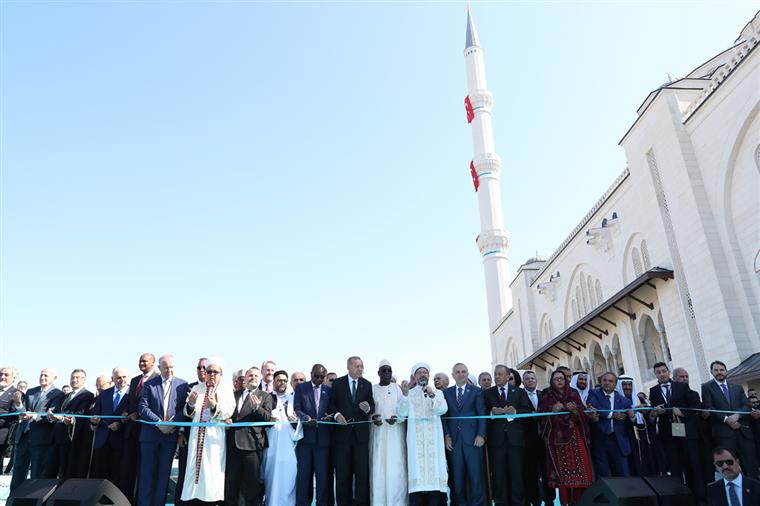 Büyük Çamlıca Camii dualarla açıldı