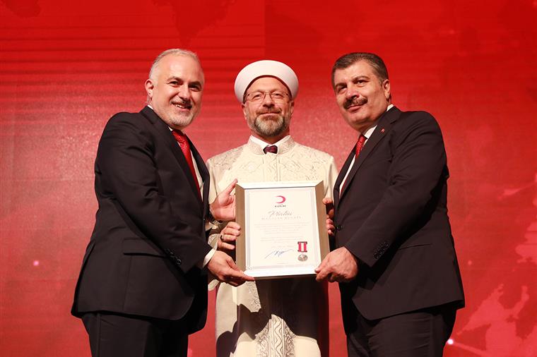 Başkan Erbaş, Kızılay Bağışçıları Madalya Töreni’nde Türkiye Diyanet Vakfı adına ödül aldı