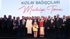 Başkan Erbaş, Kızılay Bağışçıları Madalya Töreni’nde Türkiye Diyanet Vakfı adına ödül aldı