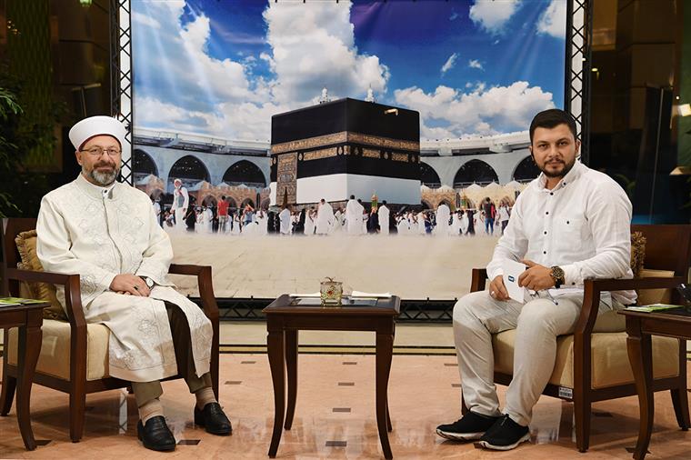 Diyanet İşleri Başkanı Erbaş, Mekke’de Diyanet TV’ye konuk oldu