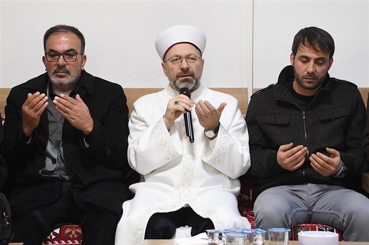 Diyanet İşleri Başkanı Erbaş, depremde yakınını kaybedenlere taziye ziyaretinde bulundu