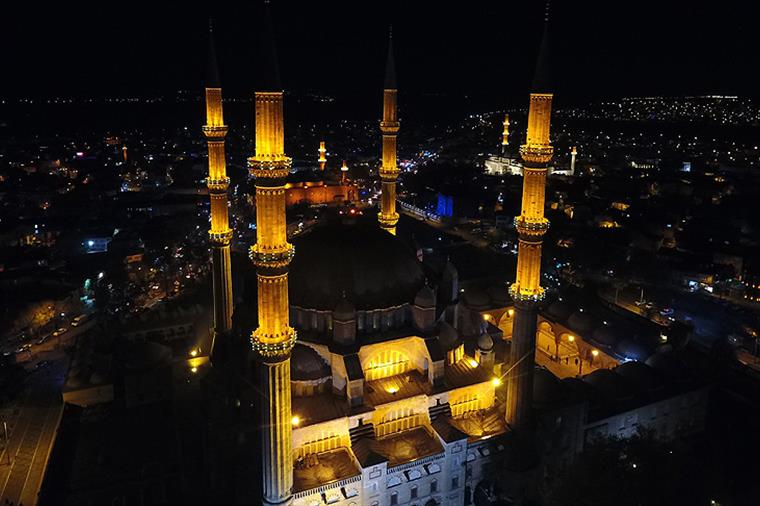 Bu akşam tüm minarelerden salavatlar yükselecek