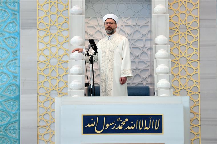 Diyanet İşleri Başkanı Erbaş, Ahmet Hamdi Akseki Camii’nde bayram hutbesi irad etti