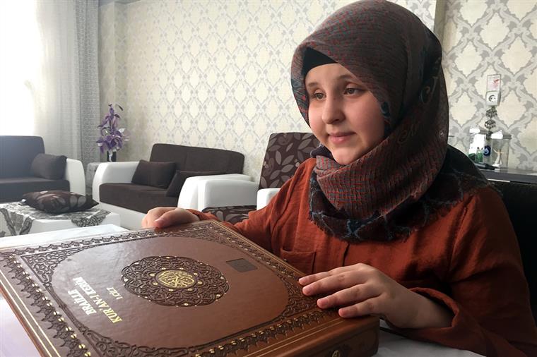 Diyanet İşleri Başkanı Erbaş, 11 yaşında hafızlığını tamamlayan görme engelli Ravzanur’u tebrik etti