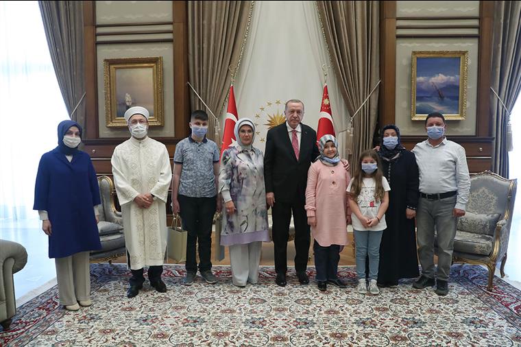 Cumhurbaşkanı Erdoğan, görme engelli hafız Ravzanur'u kabul etti