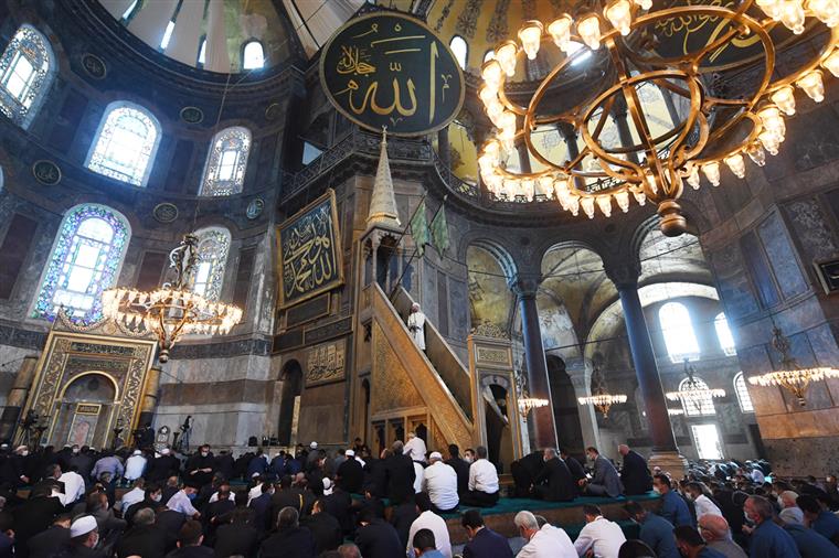 Diyanet İşleri Başkanı Erbaş, yeniden ibadete açılan Ayasofya-i Kebir Cami-i Şerifi'nde ilk hutbeyi irad etti