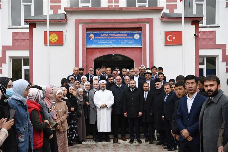 Diyanet İşleri Başkanı Erbaş, Oş Üniversitesi İlahiyat Fakültesi’ni ziyaret etti