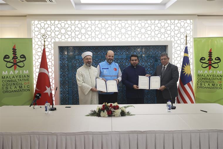 Diyanet İşleri Başkanı Erbaş,  Malezya Dışişleri Bakanı Seyfeddin Abdullah ile görüştü