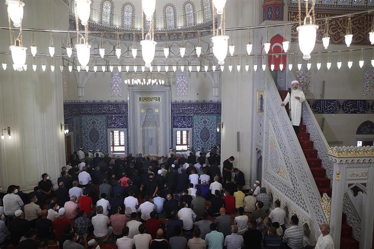Diyanet İşleri Başkanı Erbaş, Hala Sultan Camii’nde bayram hutbesi irad etti