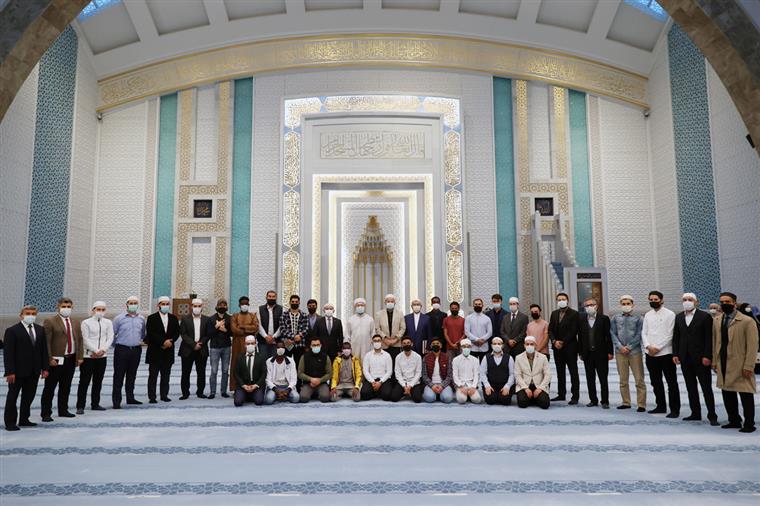 Diyanet İşleri Başkanı Erbaş, sabah namazında öğrencilerle buluştu