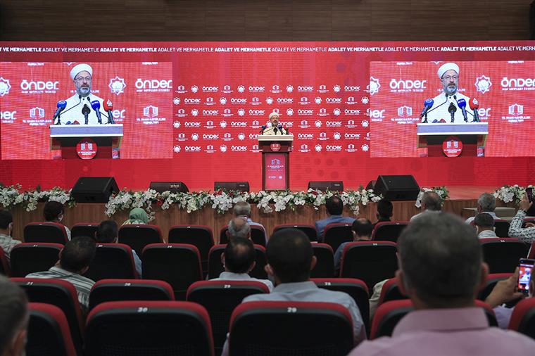 Diyanet İşleri Başkanı Erbaş: “Müslümanlar imamesi kopan tespih taneleri gibi dağıldı”