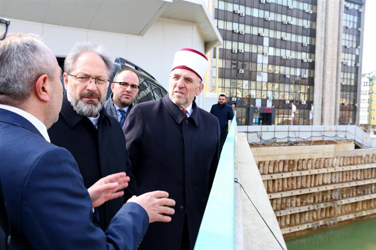 Diyanet İşleri Başkanı Erbaş, Kosova’daki Priştine Merkez Camisi inşaatını inceledi