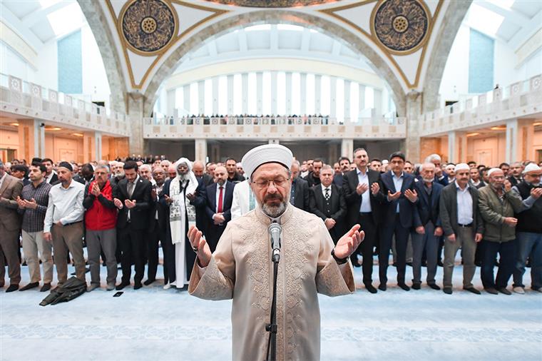 90 bin camide şehit Filistinliler için salalar okundu gıyabi cenaze namazı kılındı