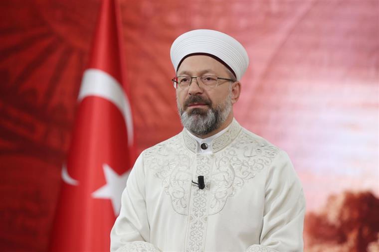 Diyanet İşleri Başkanı Erbaş, “Türkiye Tek Yürek” ortak yayınına bağlanarak bağışta bulundu