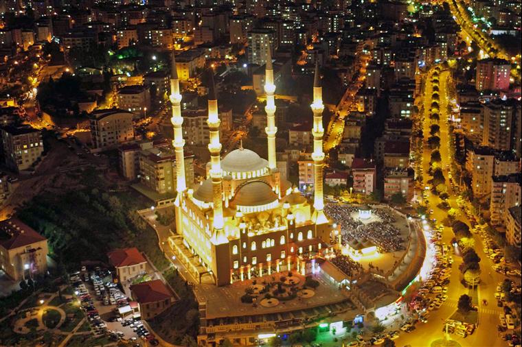 Depremde vefat eden vatandaşlar için camilerden sala okunacak, dua edilecek