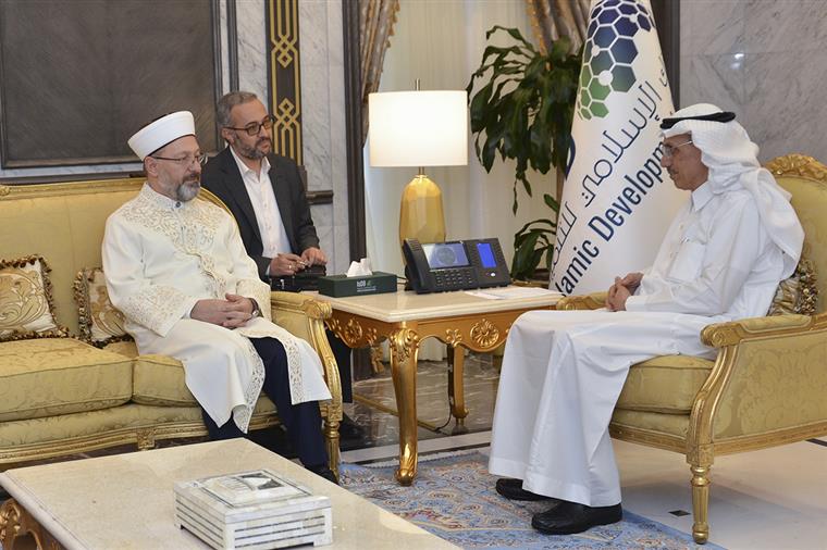 Diyanet İşleri Başkanı Erbaş, Cidde’de İslam Kalkınma Bankası Başkanı Al Jasser ile görüştü
