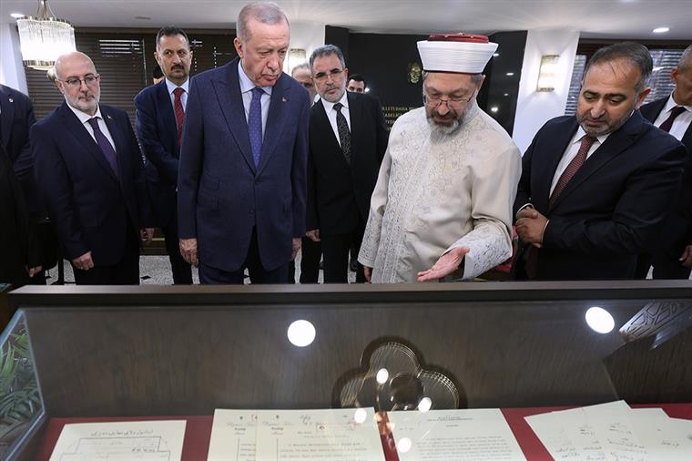 Cumhurbaşkanı Erdoğan, “Belgelerle Diyanet İşleri Başkanlığı” adlı sergiyi gezdi