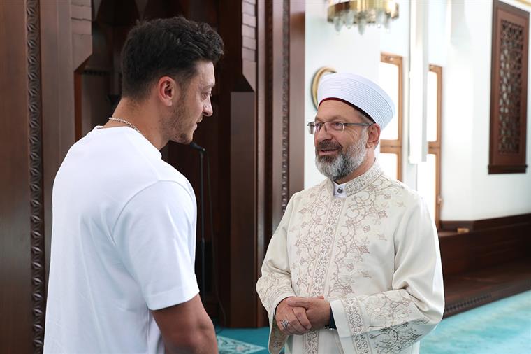 Diyanet İşleri Başkanı Erbaş, eski futbolcu Mesut Özil ile bir araya geldi