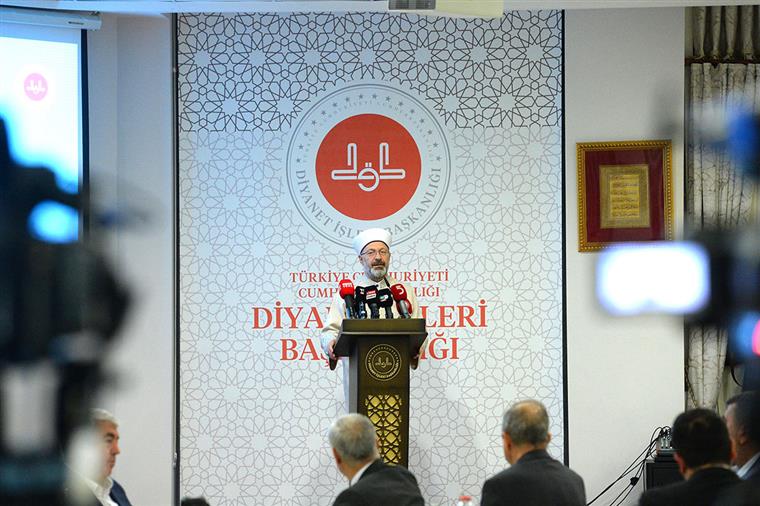 Diyanet İşleri Başkanı Erbaş, iftarda medya mensuplarıyla bir araya geldi