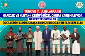 11. Uluslararası Kur’an-ı Kerim’i Güzel Okuma Yarışması’nda dereceye girenler, ödüllerini Cumhurbaşkanımız Erdoğan’ın elinden aldı